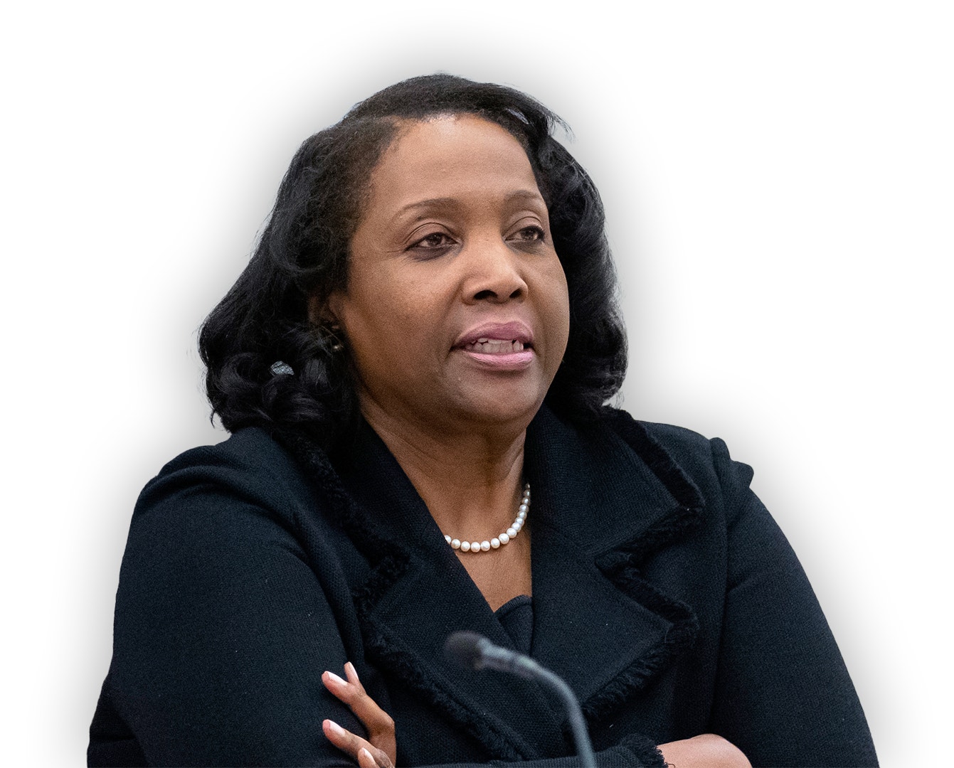 Lisa Cook sitter och pratar i centralbanken. Hon har svart kostym och pärlhalsband. 