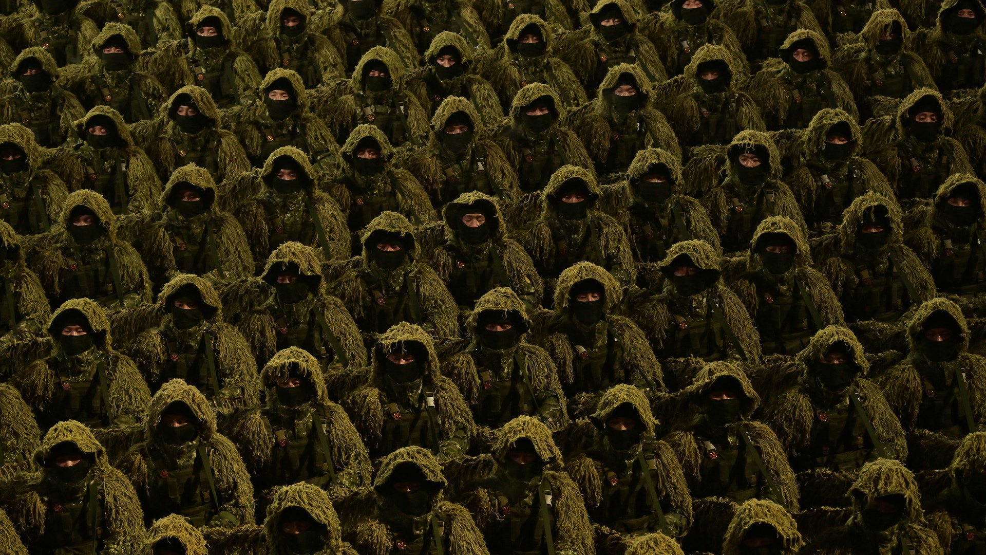 Nordkoreanska soldater i kamouflageuniformer marscherar under militärparaden i Pyongyang.