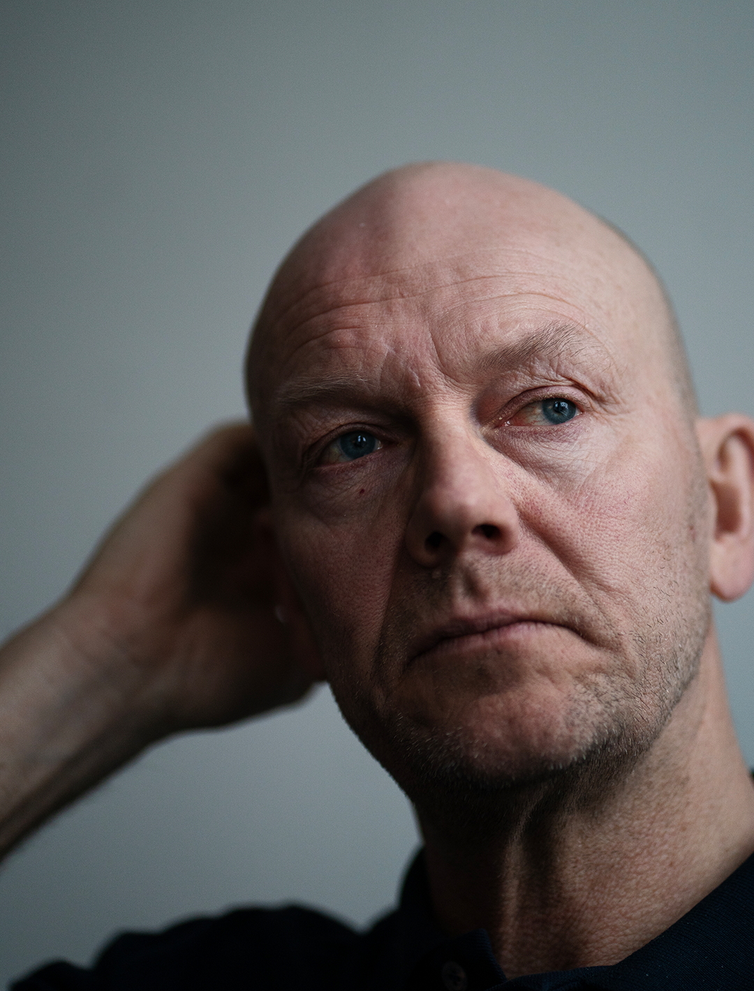 Mats Sundin tar sig på baksidan av huvudet och tittar bekymmersamt ut i intet.