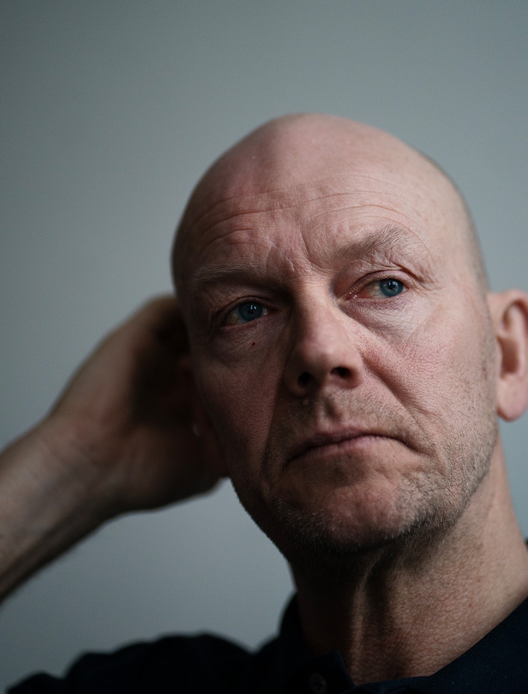 Mats Sundin tar sig på baksidan av huvudet och tittar bekymmersamt ut i intet.