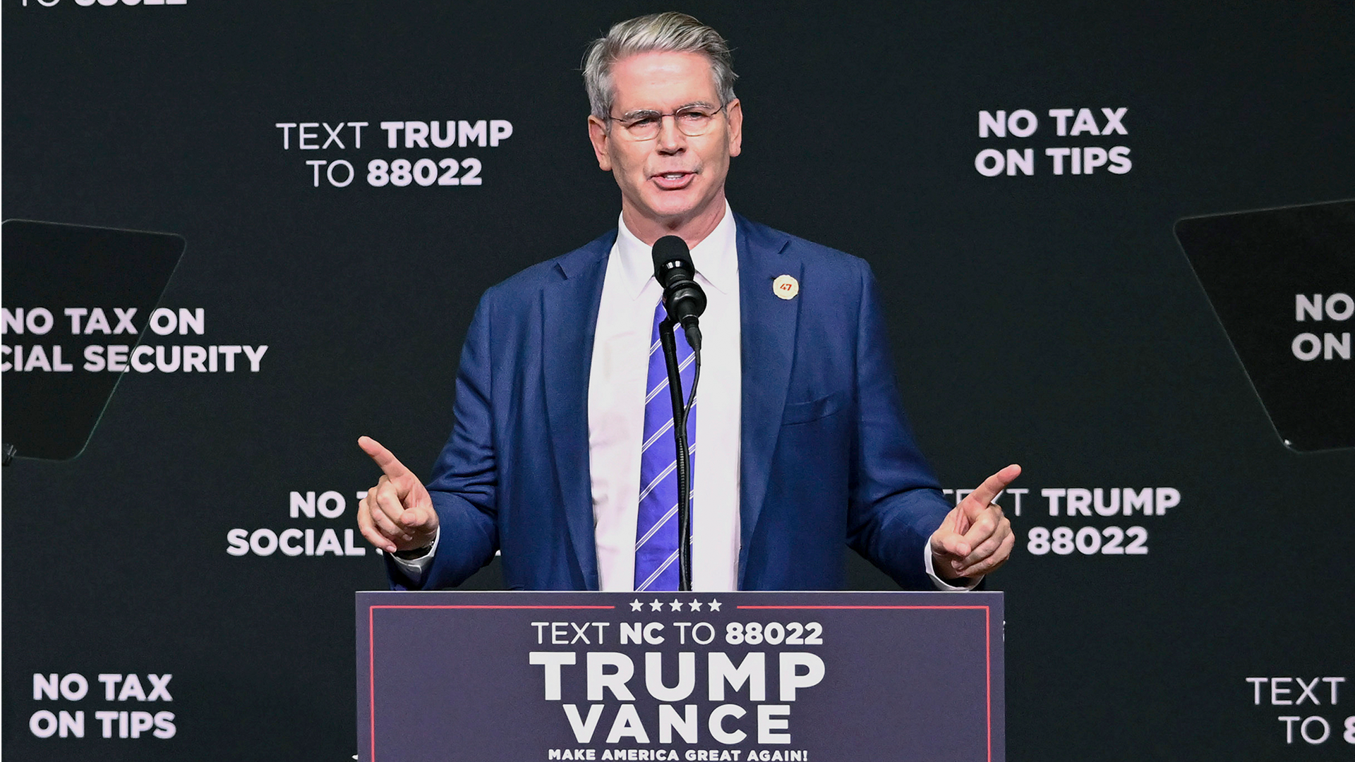 Bessent: USA tillåter iranska fartyg att passera Hormuz