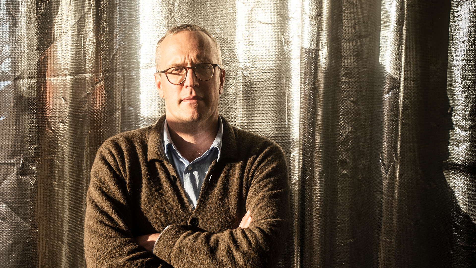 Andreas Cervenka står i ett ljust rum. 