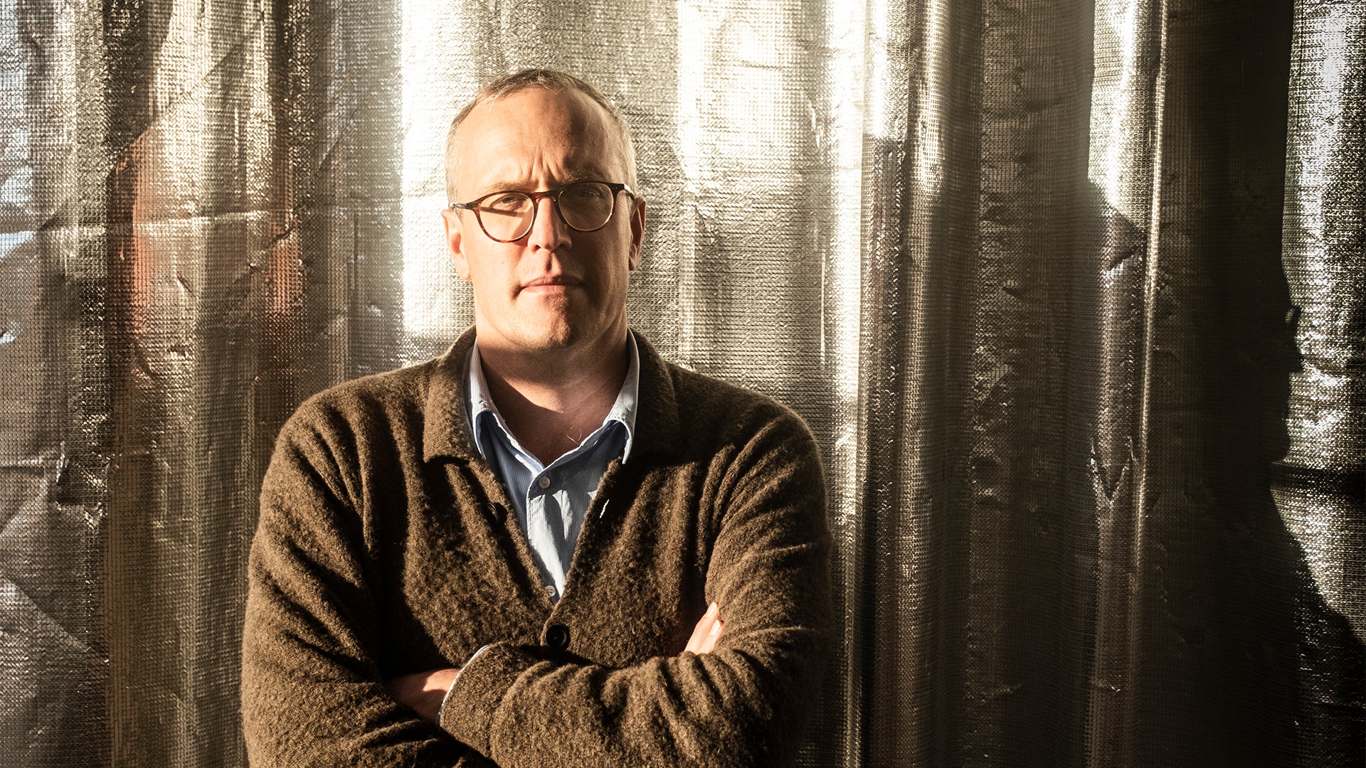 Andreas Cervenka står i ett ljust rum. 