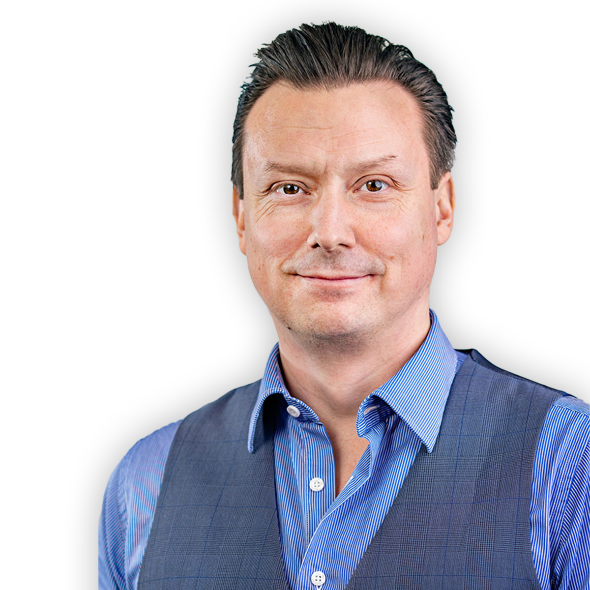 Ett porträtt på Andreas Johansson. Han bär blå skjorta och mörkblå väst. 