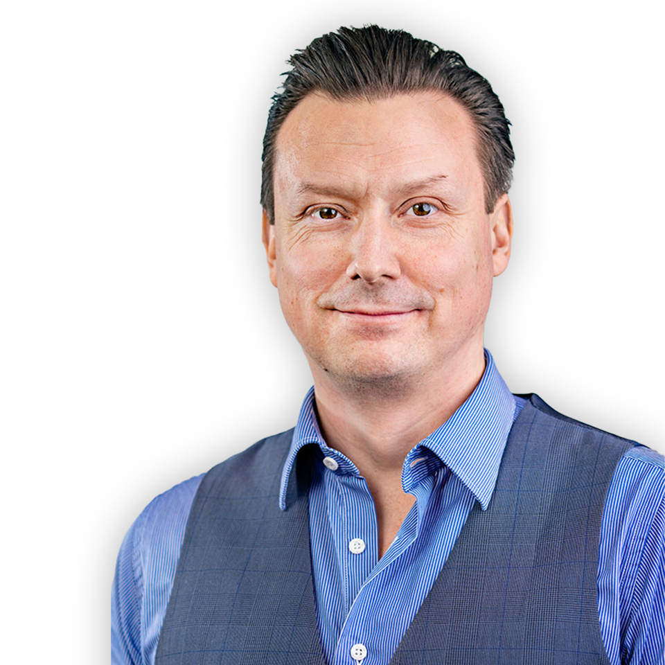 Ett porträtt på Andreas Johansson. Han bär blå skjorta och mörkblå väst. 