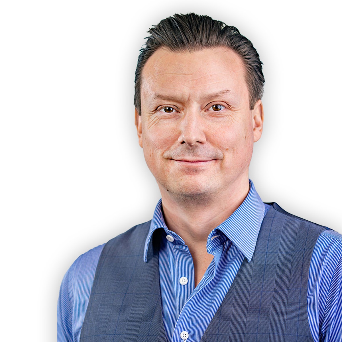 Ett porträtt på Andreas Johansson. Han bär blå skjorta och mörkblå väst.