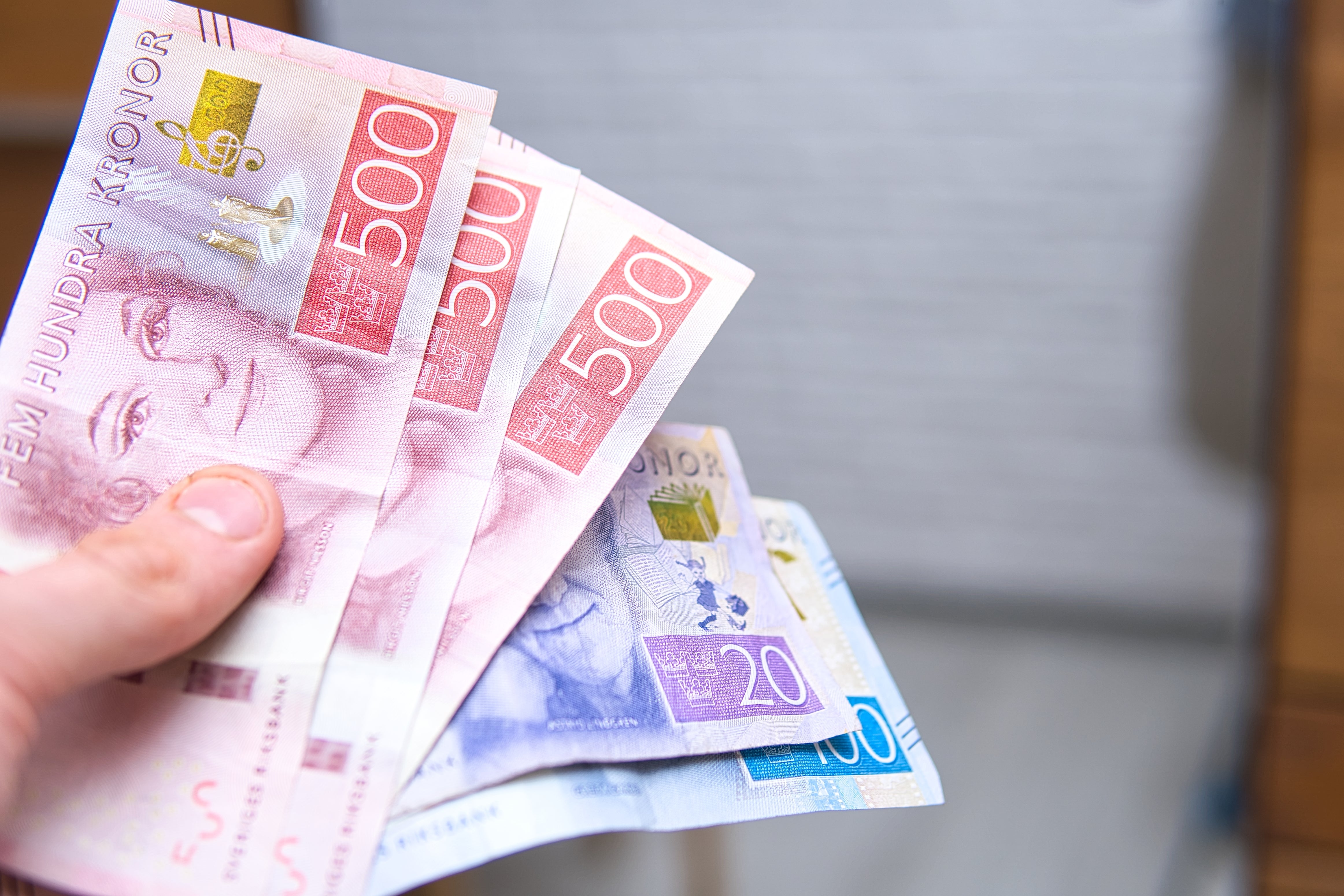 Kronan faller svagt efter räntebeskedet