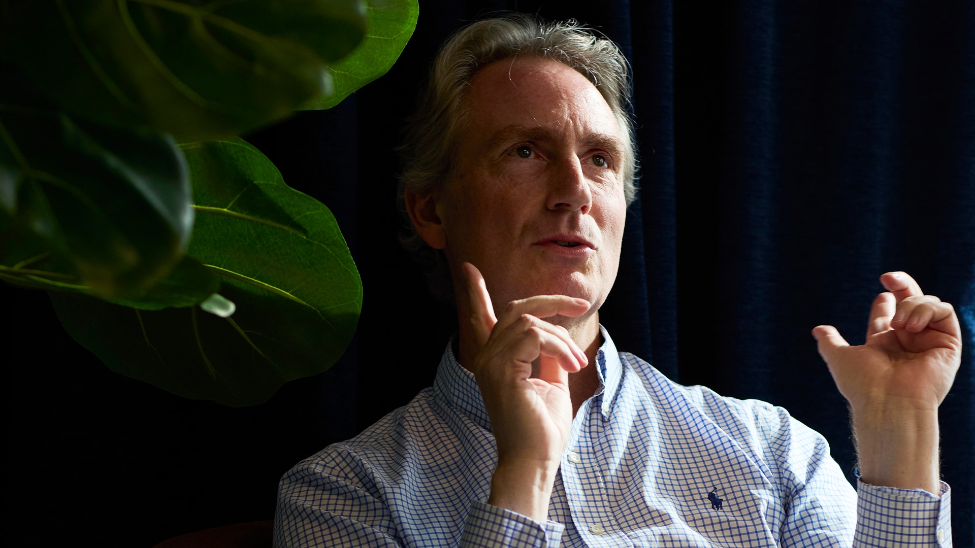 Erik Selin sitter och intervjuas av EFN:s reporter. Han gestikulerar med händerna. 