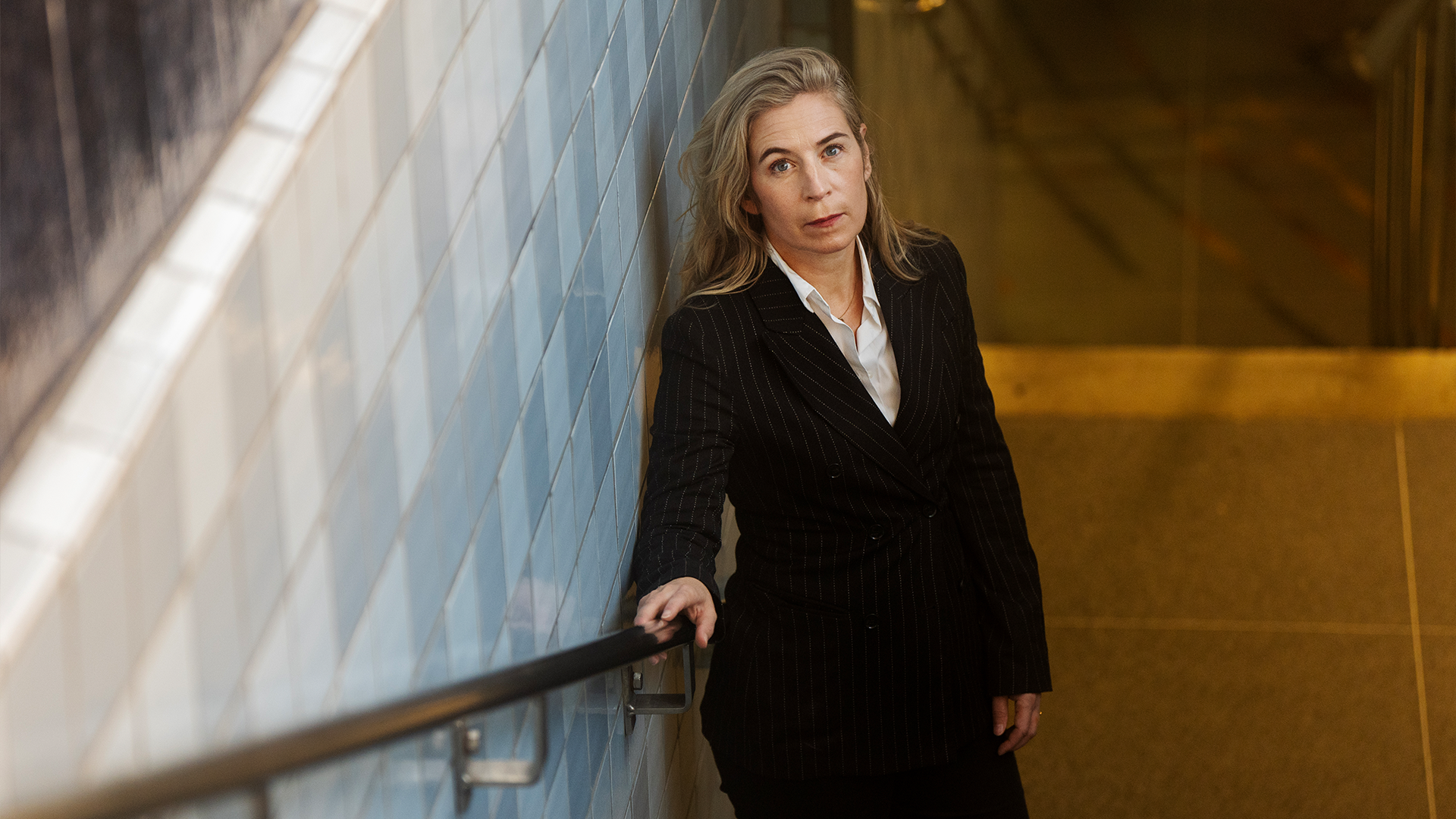 Karin Pettersson vid trappan i tunnelbanan i gamla stan. 