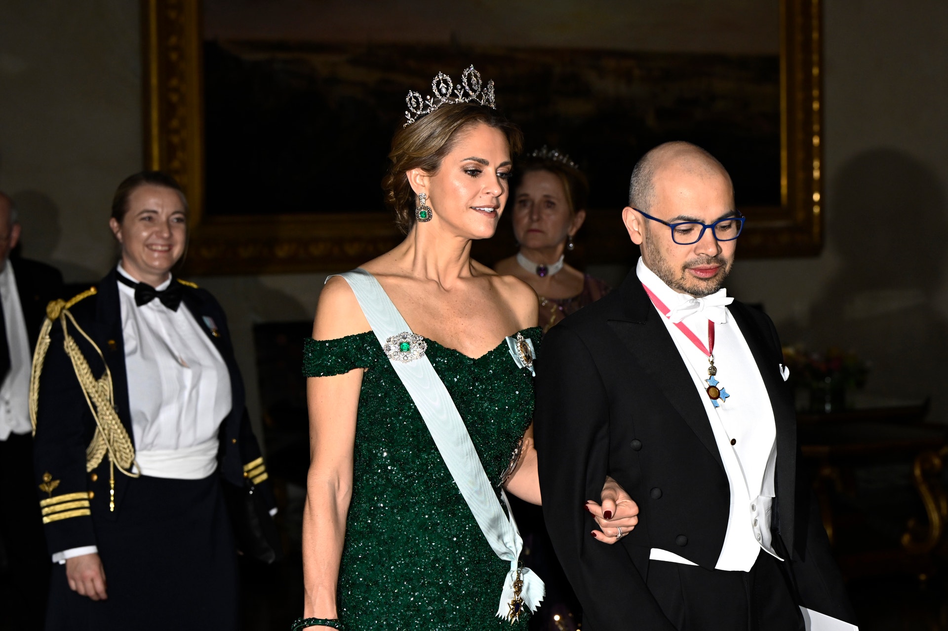 Demis Hassabis när han fick nobelpriset 2024, här tillsammans med prinsessan Madeleine. 