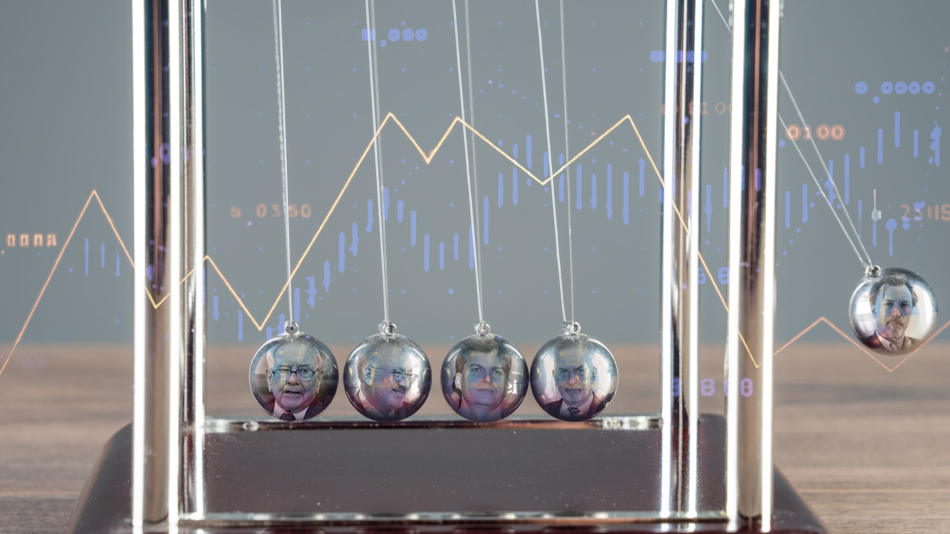 Newtonpendel med metallkulor som innehåller finansiella grafer och börsdata. Kulorna hänger från metallstänger framför en bakgrund med stigande och fallande trendlinjer i blått och orange.