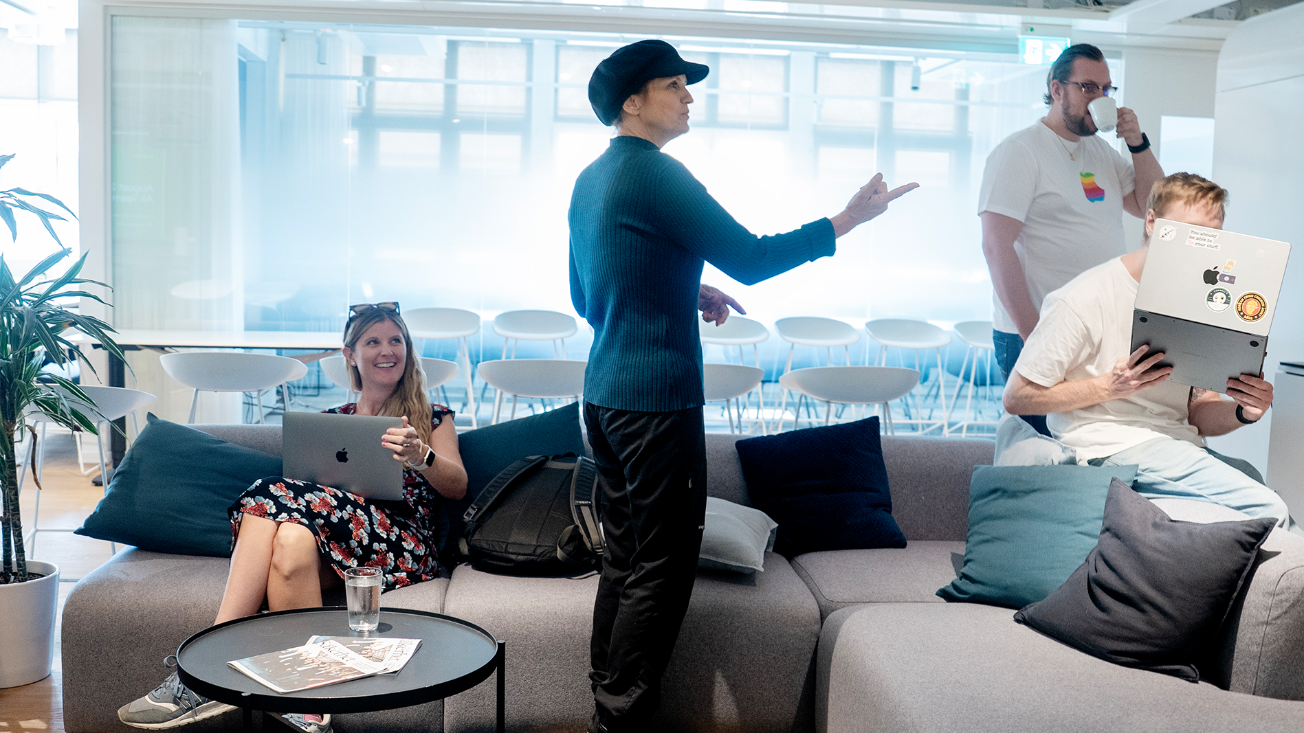 Stina Ehrensvärd på Yubicos kontor, tillsammans med hennes kollegor