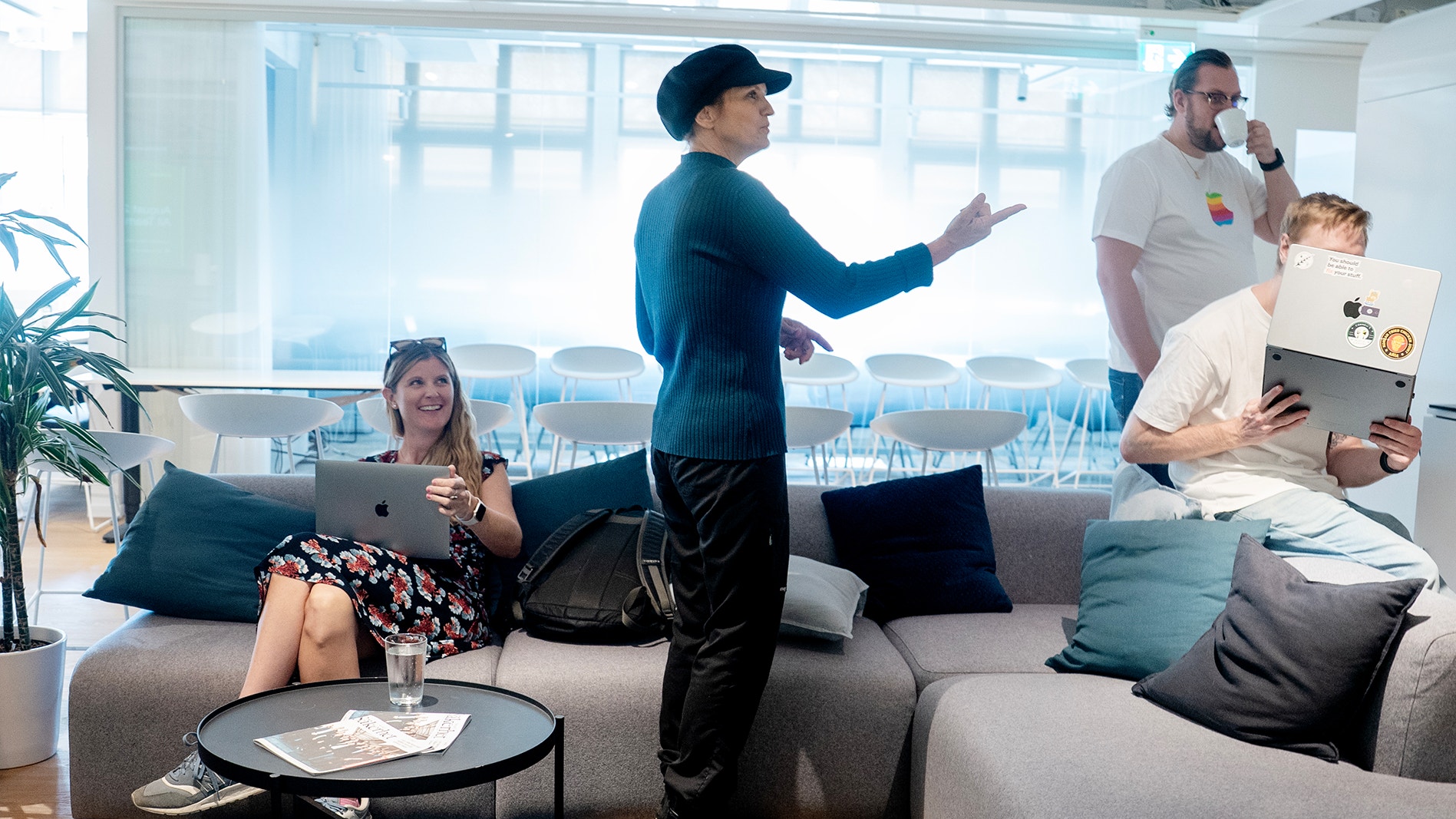 Stina Ehrensvärd på Yubicos kontor, tillsammans med hennes kollegor