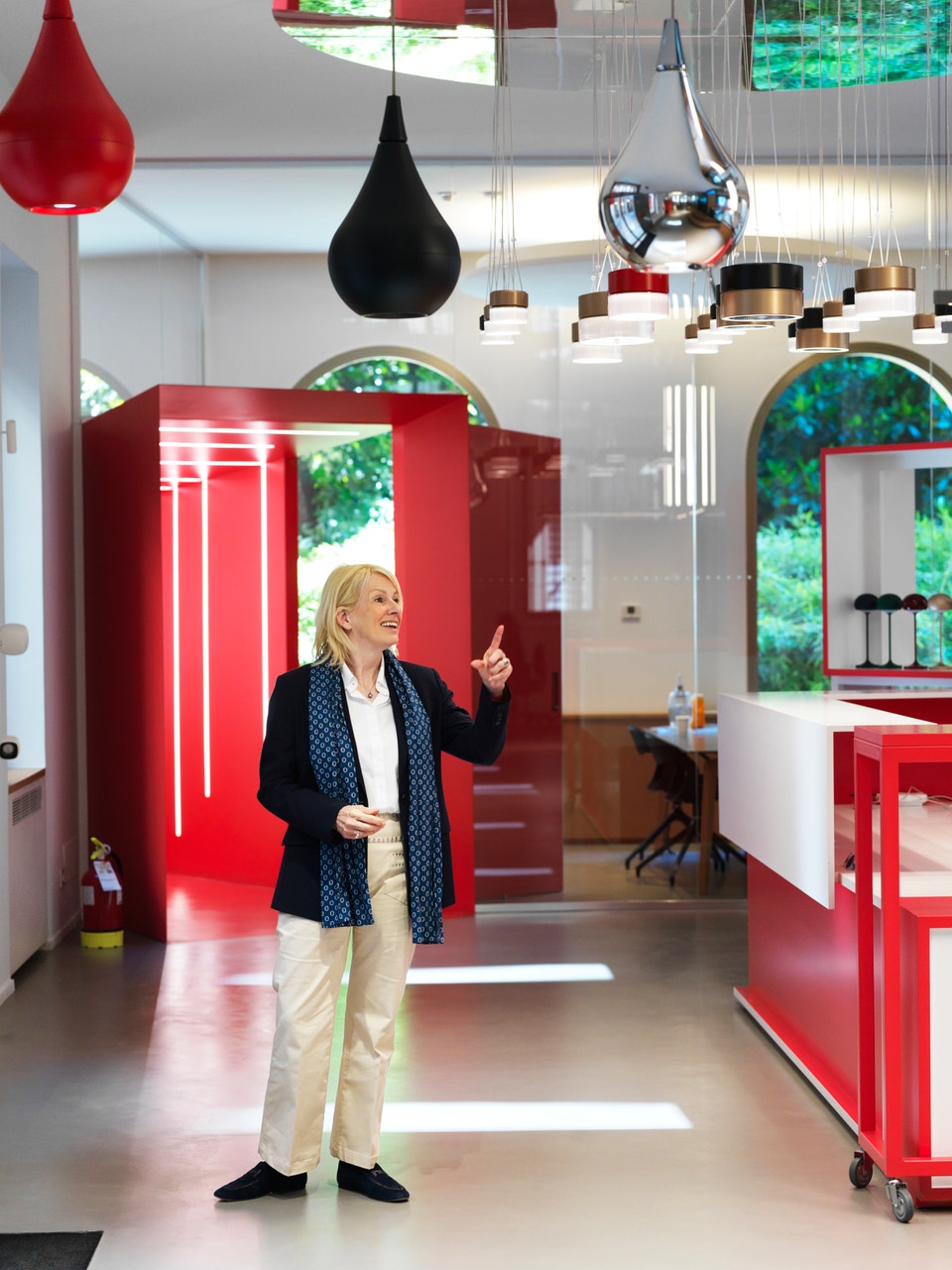 Bodil Sonesson står i det väl belysta showroomet.