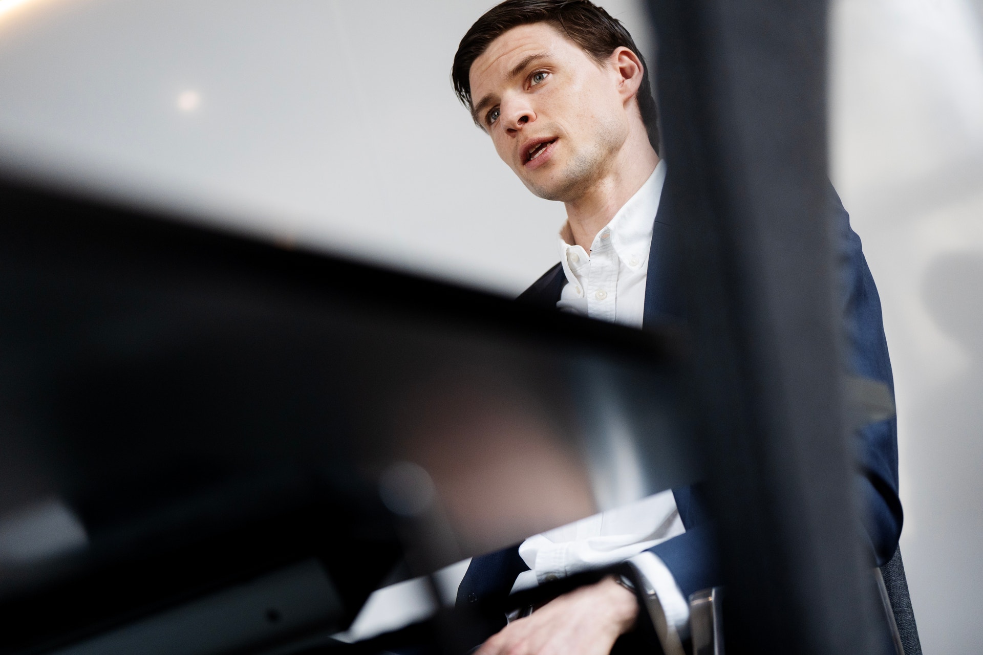 Porträtt av en man i kostym och vit skjorta