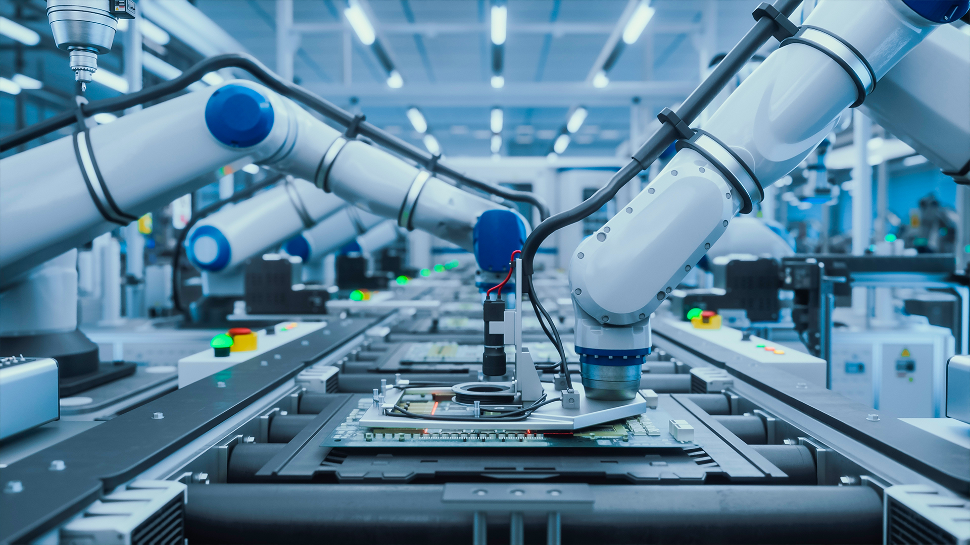 Industriella robotarmar arbetar på en monteringslinje i en modern fabrik.