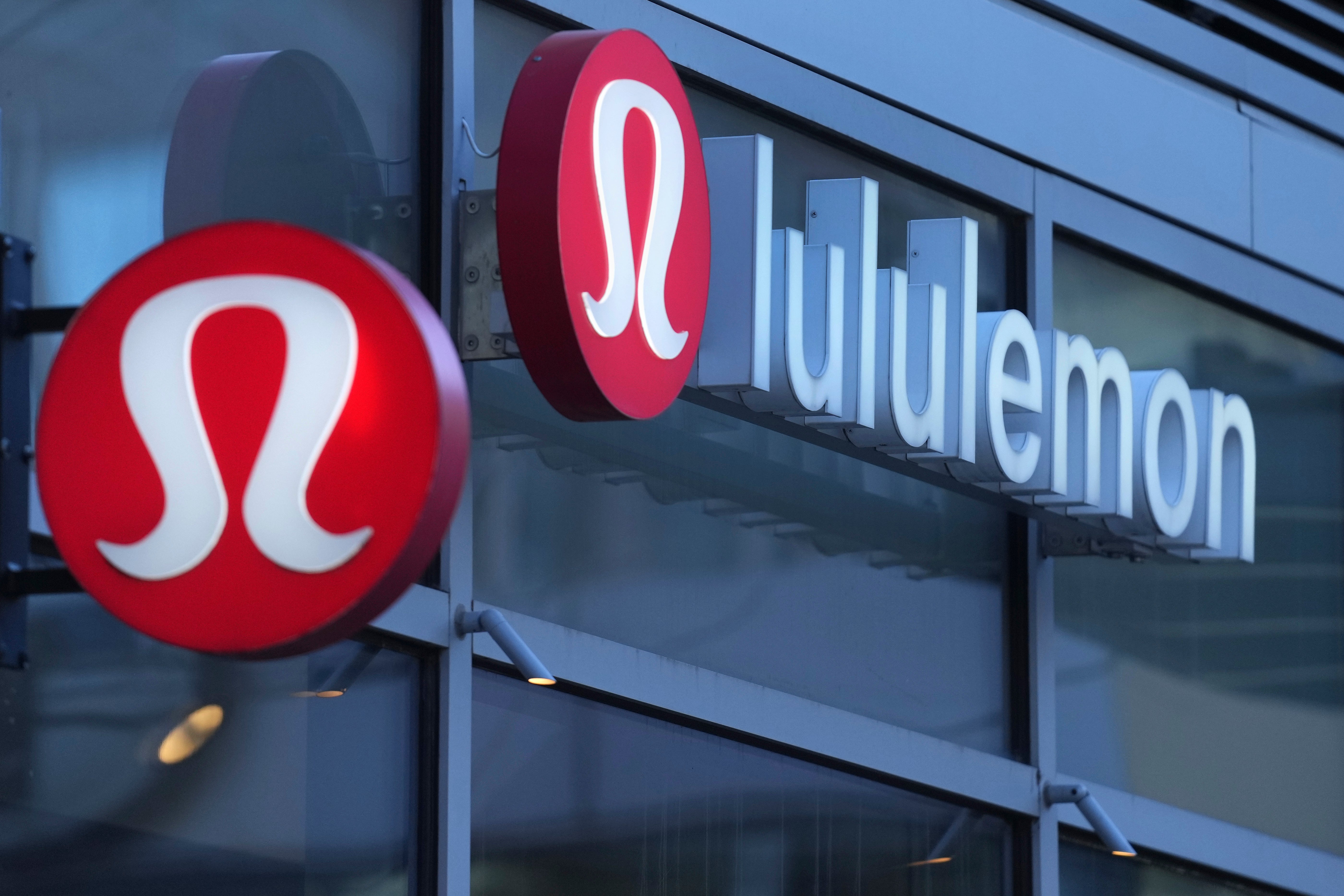 Lululemon rasar efter sänkt vinstprognos