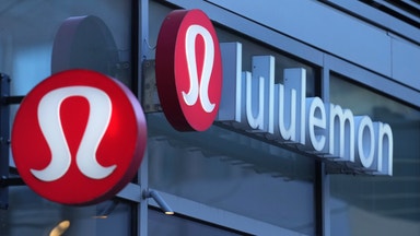 Lululemon rasar efter sänkt vinstprognos