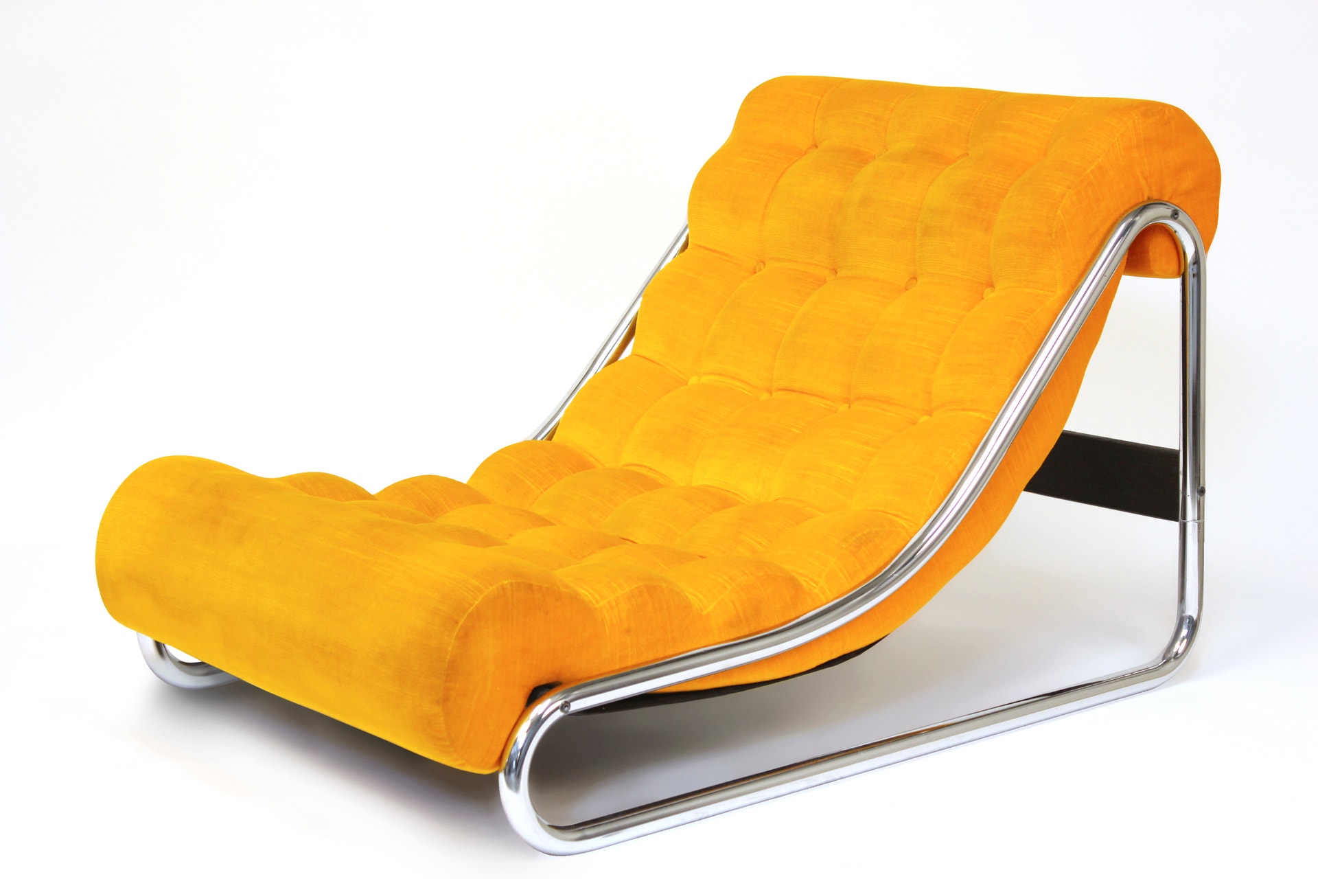 Gul skinnstol från 1972 med metallram