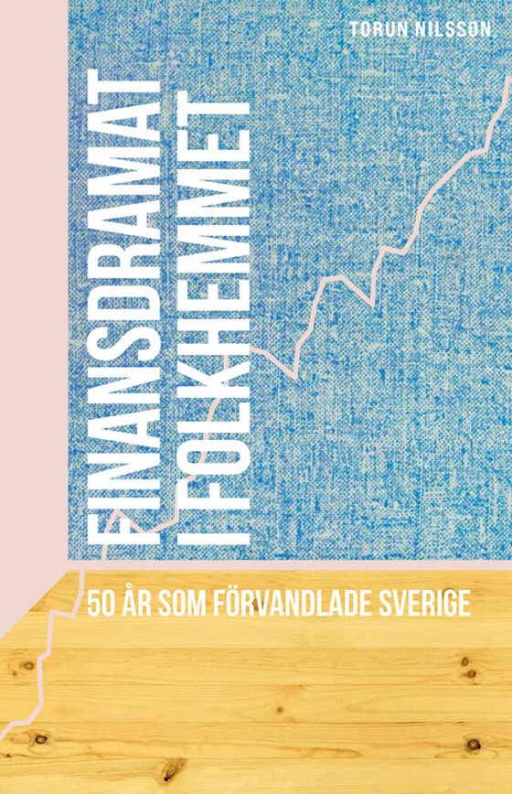 Bokomslag för 'Finansdramat i Folkhemmet' av Torbjörn Nilsson. Omslaget visar blå texturerad bakgrund med vit text och en gul träbotten.