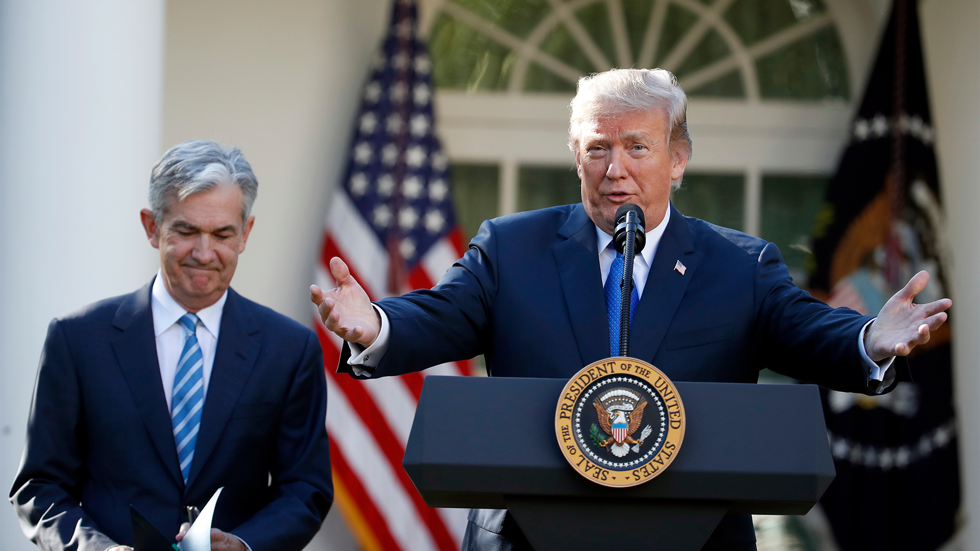 Donald Trump nominerade Jerome Powell till uppdraget som Fedchef 2017. I dag är presidenten öppen med planer på att låta sparka Jerome Powell, som beskrivits som ”korkskalle”, ”envis” och ”en dum person”, när styrräntan lämnats oförändrad.
