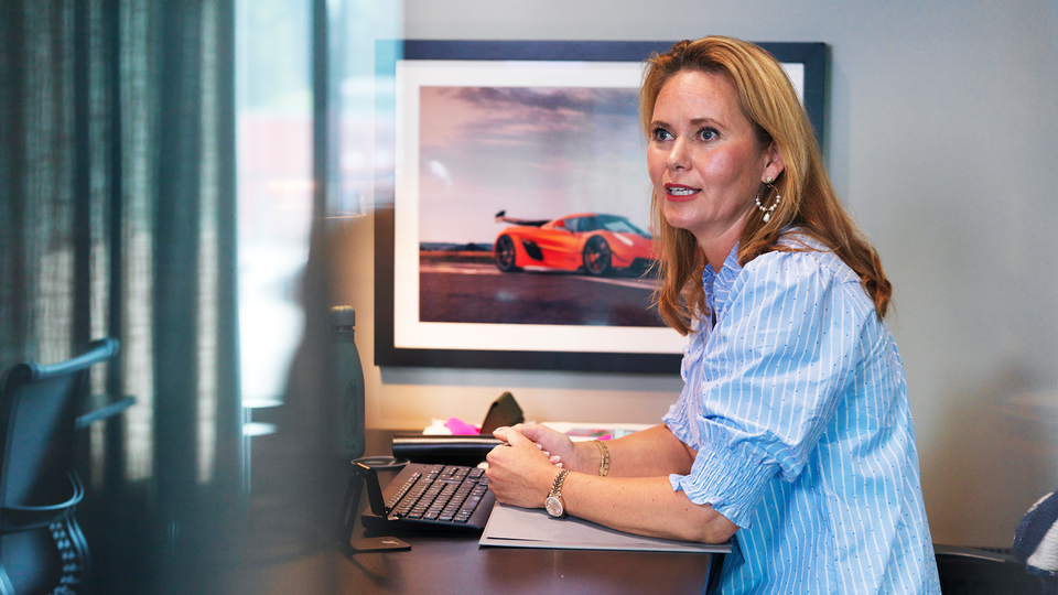 Halldora von Koenigsegg vid sitt skrivbord.