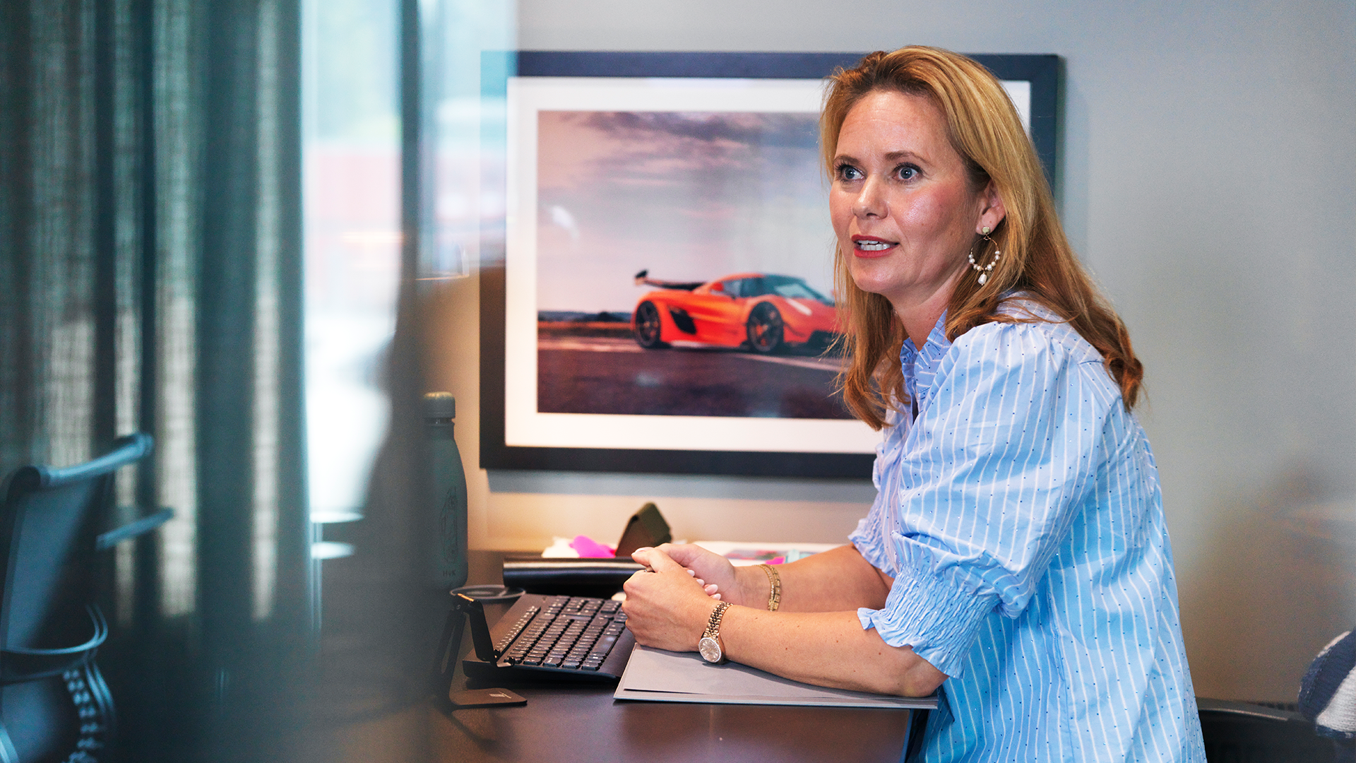 Halldora von Koenigsegg vid sitt skrivbord.