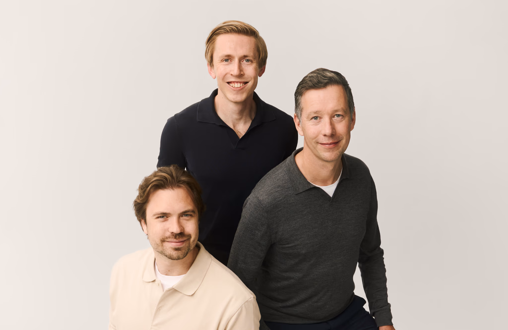 Tre män, grundarna av bolaget Tandem Health, står tillsammans och poserar för kameran.