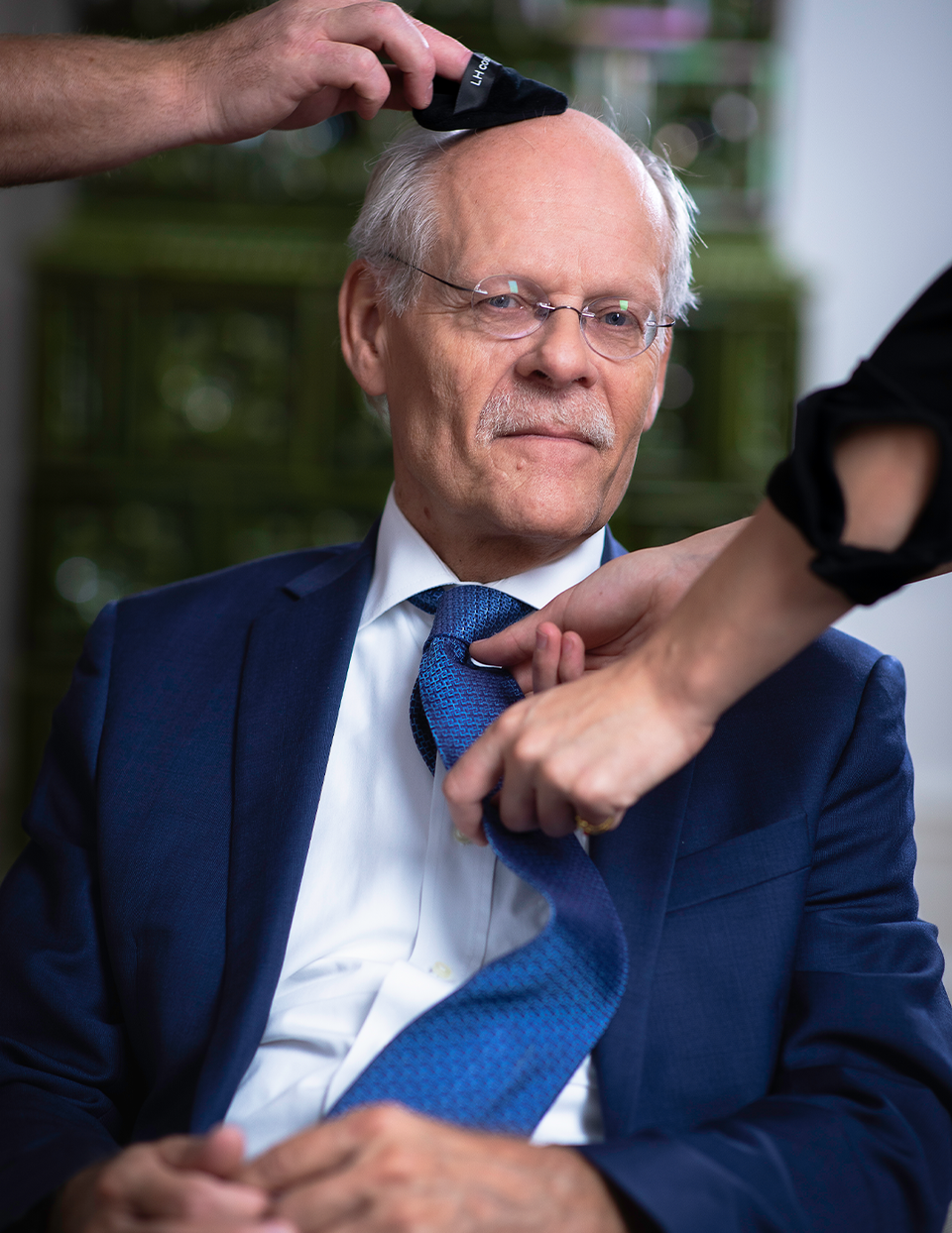 Stefan Ingves sminkas inför intervjun.