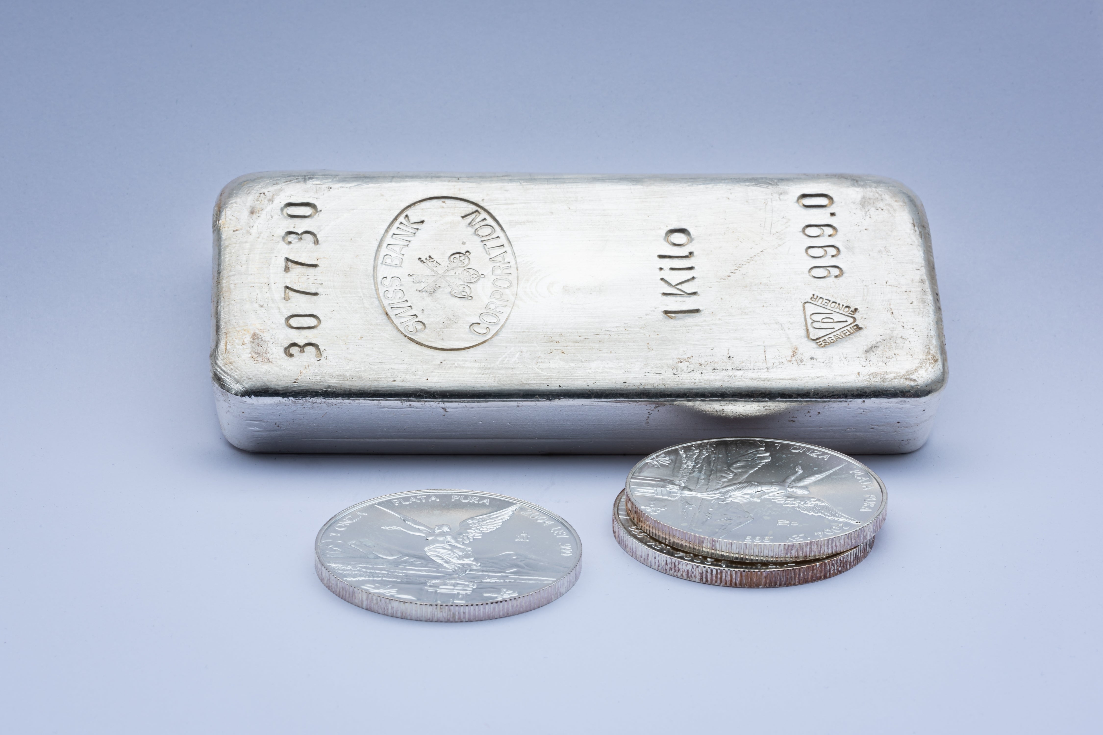 Silverpriset sjunker på Trump-beslut – guld backar