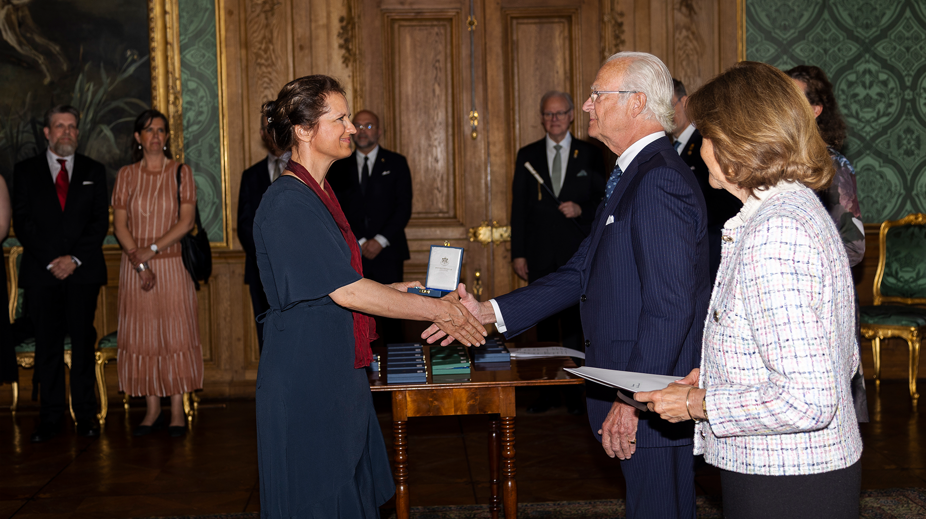 Stina Ehrensvärd tar emot pris av sveriges kung. 