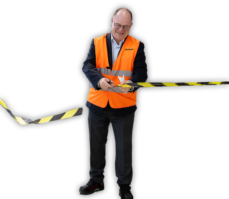  Klas Forsström klipper ett gult/svart band i fabriken.