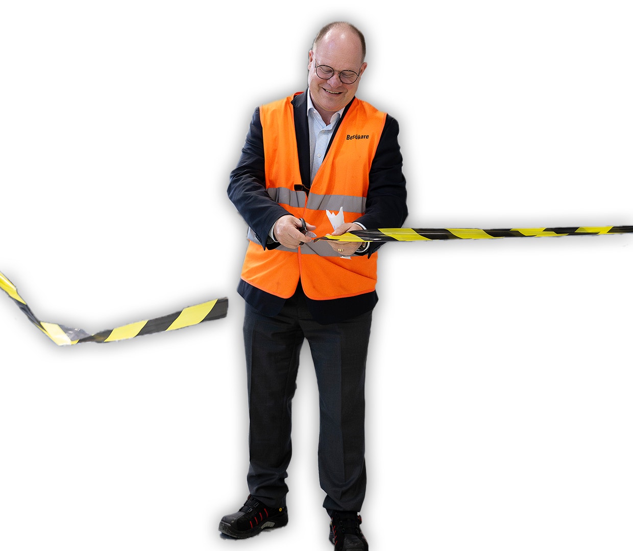  Klas Forsström klipper ett gult/svart band i fabriken.