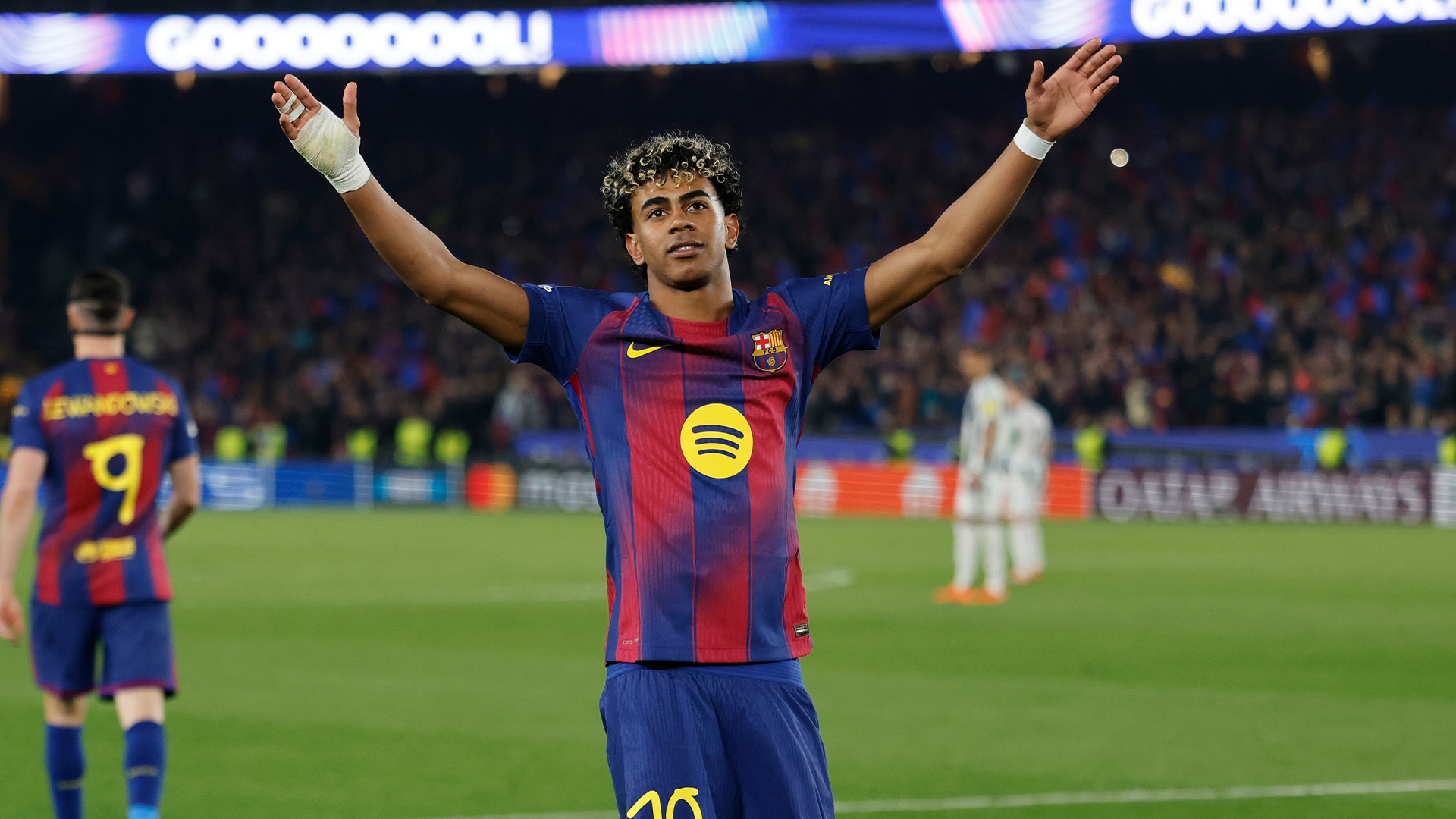 Fotbollsspelare i Barcelona-tröja firar med armarna upphöjda på fotbollsplanen