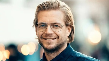 Vestum delar ut mer än börsvärdet efter jätteförsäljning
