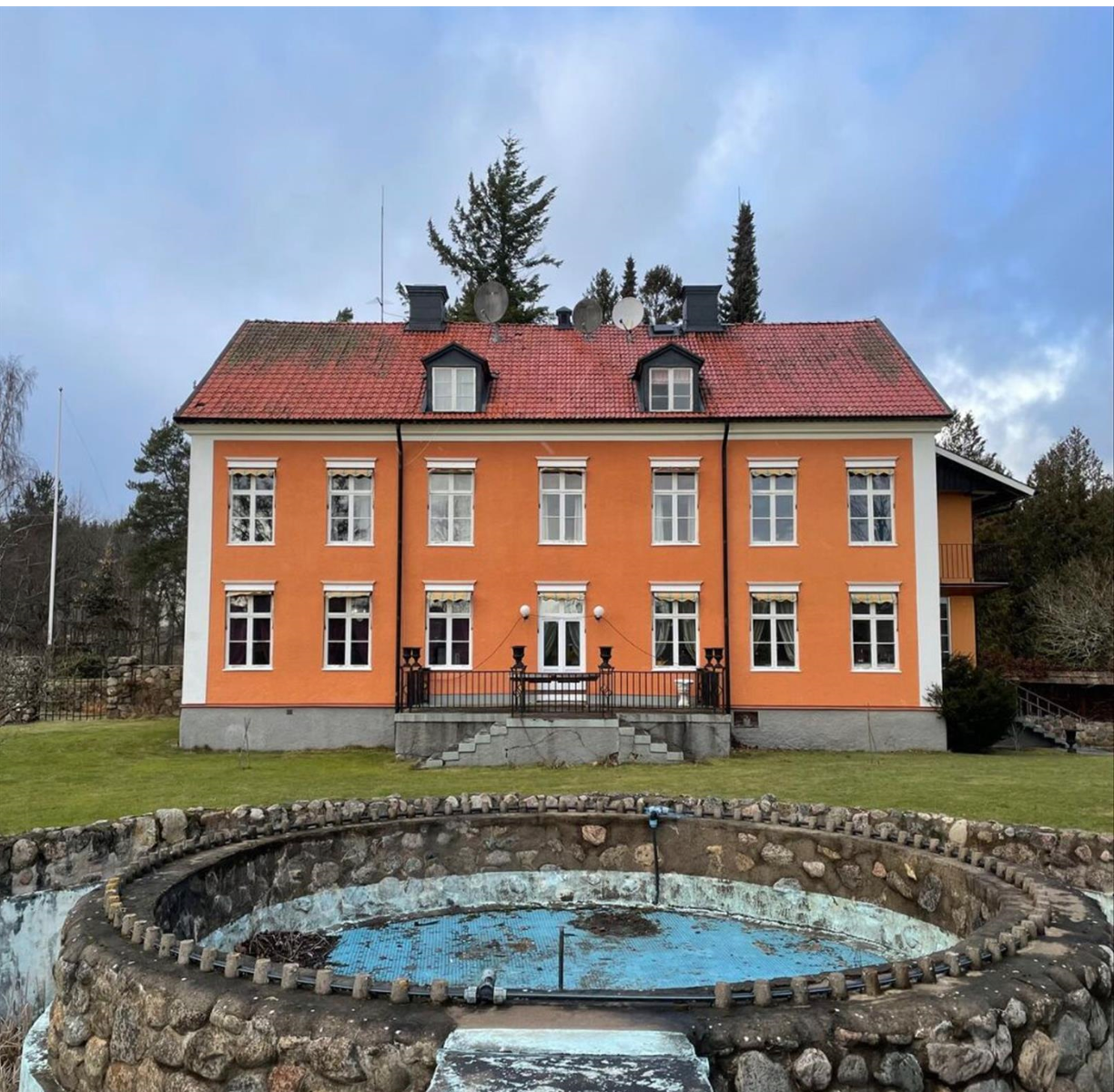 Bild på läkarvillan i Bona, Motala, som säljs. 