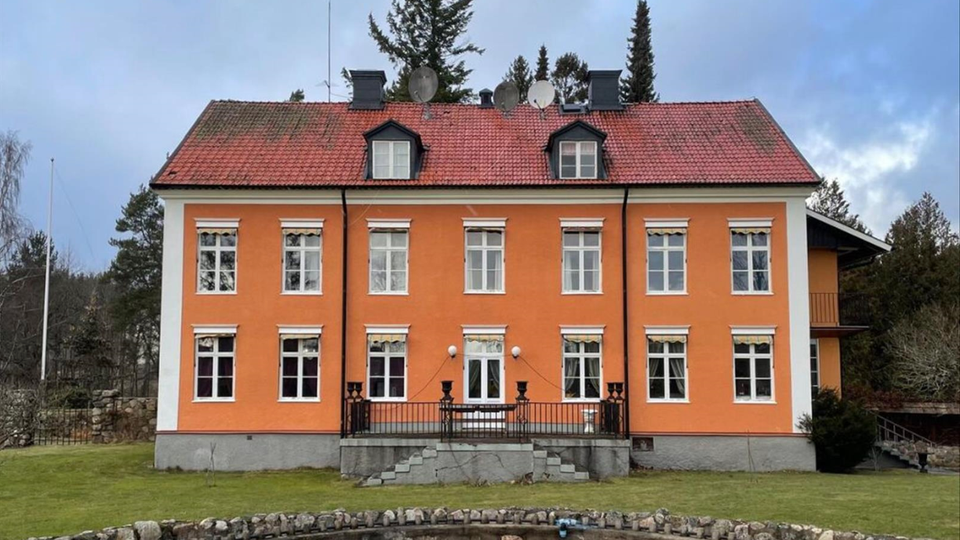 Bild på läkarvillan i Bona, Motala, som säljs.