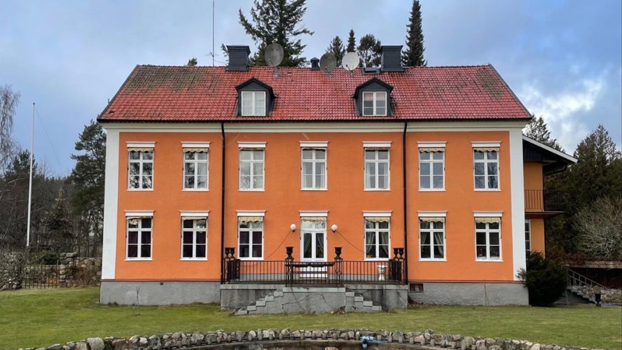 Bild på läkarvillan i Bona, Motala, som säljs.