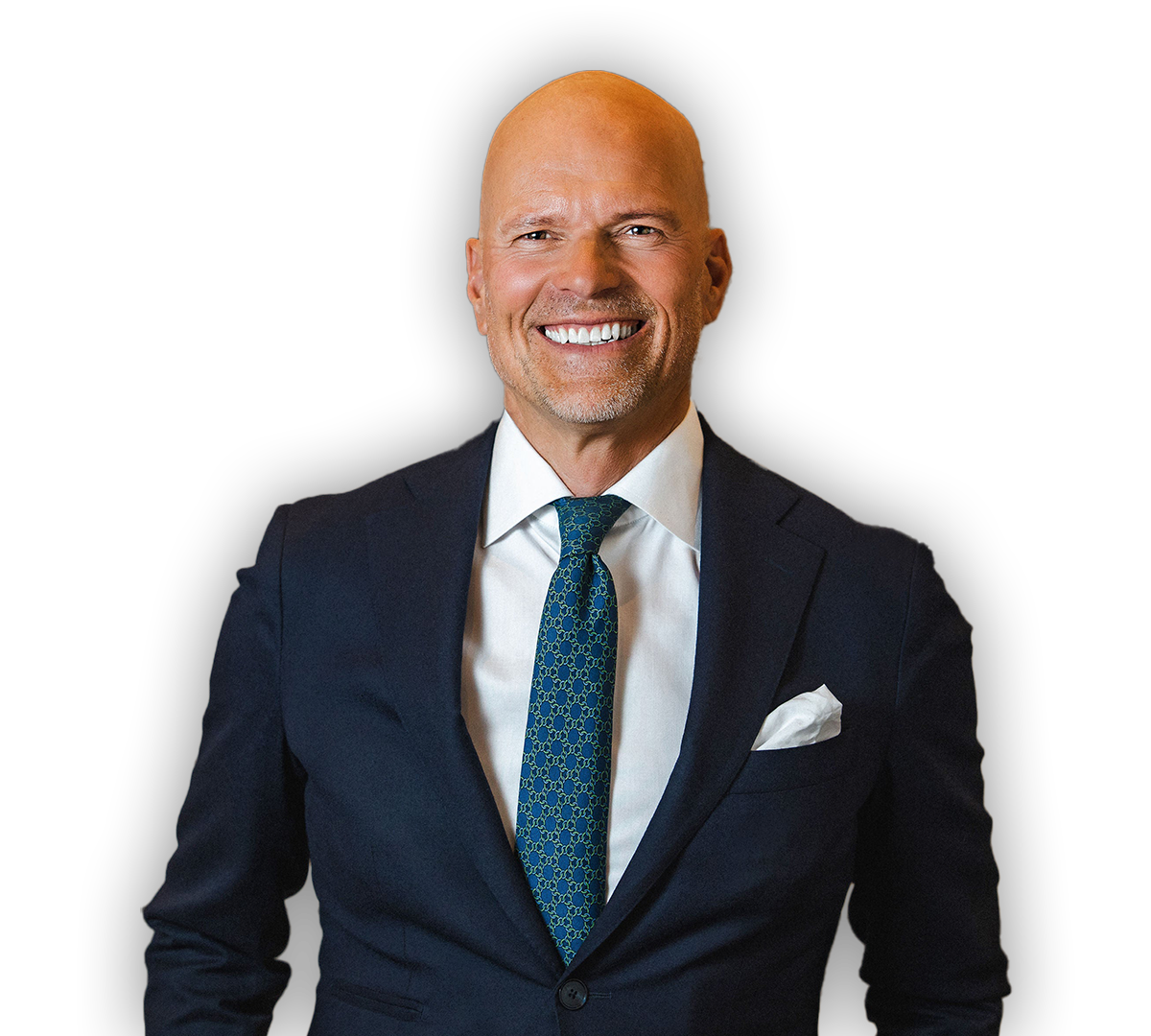 Eirik Winter i en pressbild. Han ler i kostym.