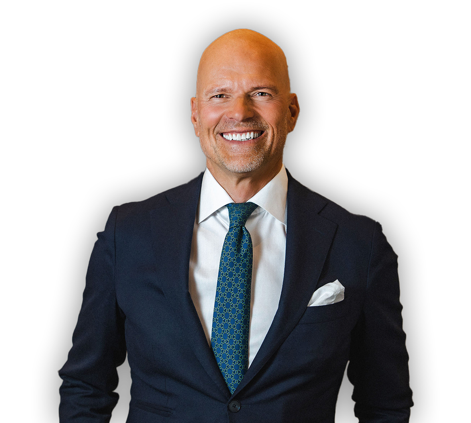 Eirik Winter i en pressbild. Han ler i kostym.