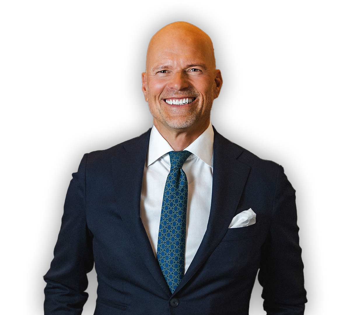 Eirik Winter i en pressbild. Han ler i kostym.