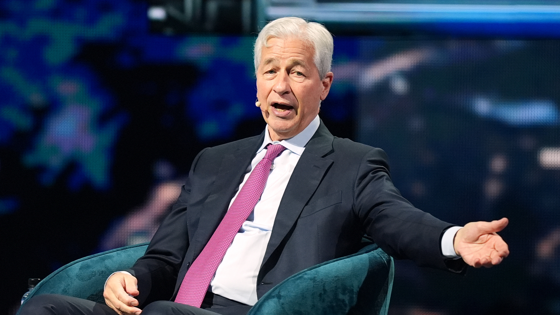 JP Morgan-chefen varnar brittiska regeringen om bankskatt