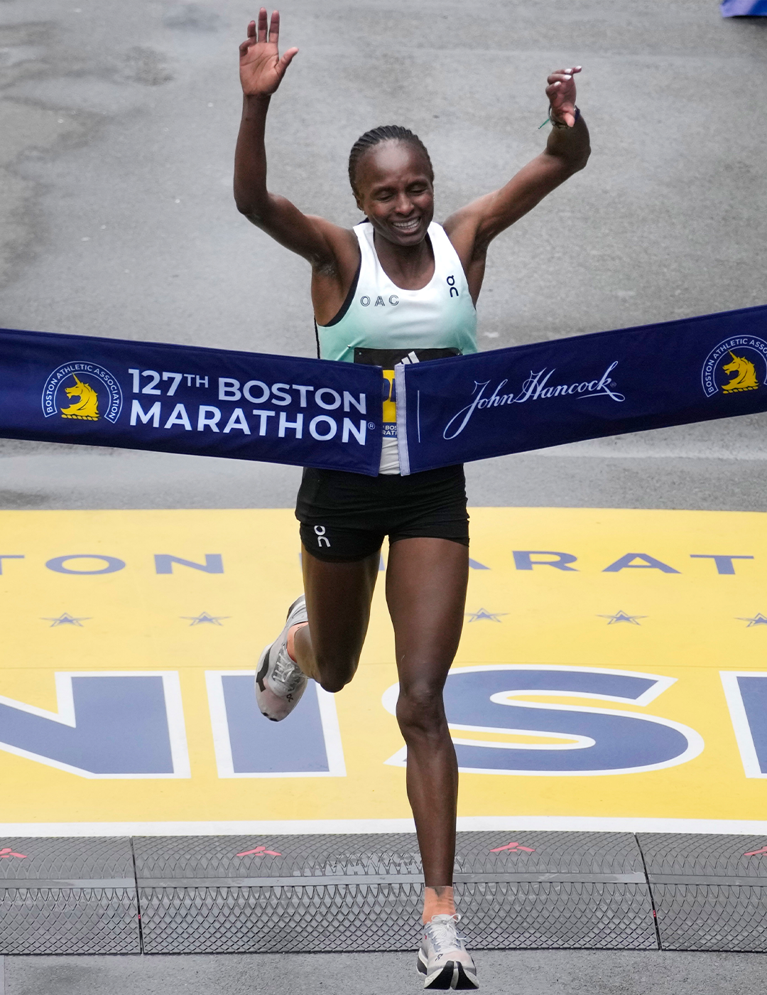 Hellen Onsado Obiri, sponsrad av On, vid segern i damklassen på Boston Marathon 2023.