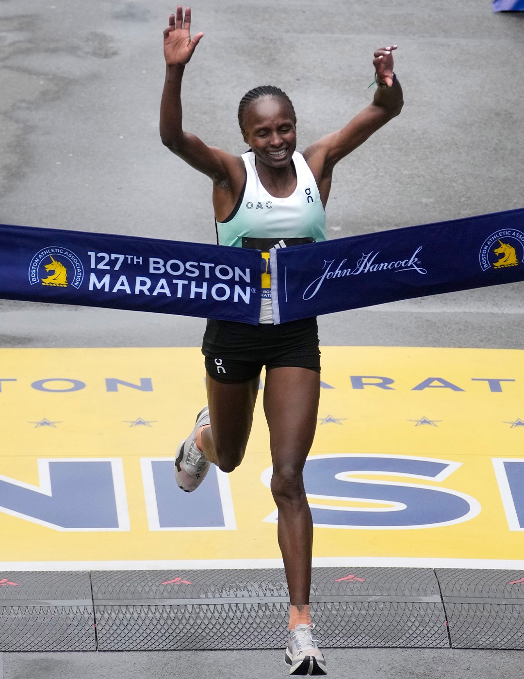 Hellen Onsado Obiri, sponsrad av On, vid segern i damklassen på Boston Marathon 2023.