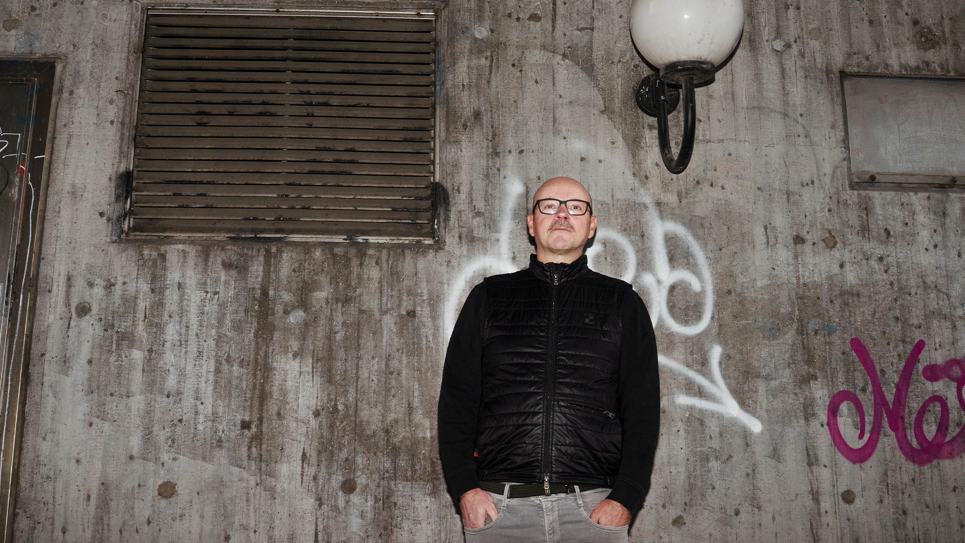 Pål Ahlsén står vid en betongvägg. Han har händerna i sina jeansfickor. 