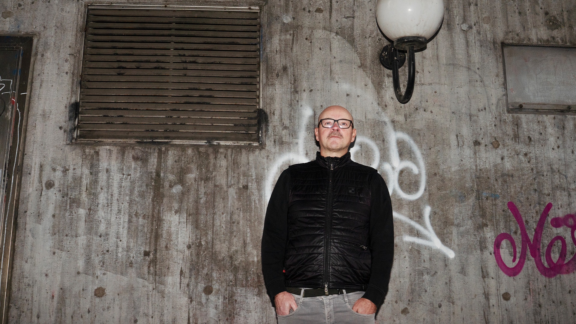 Pål Ahlsén står vid en betongvägg. Han har händerna i sina jeansfickor. 