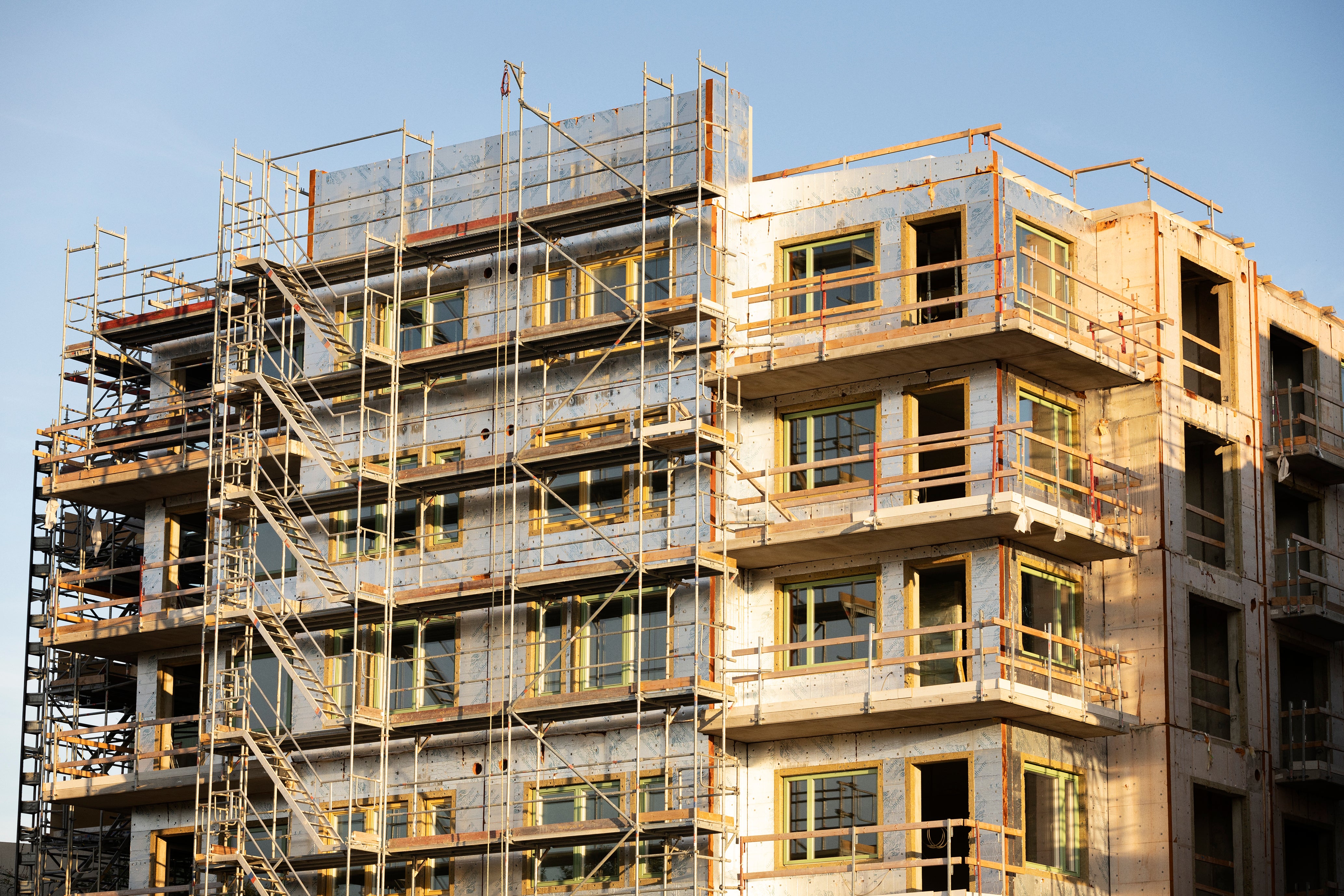 Fler byggstarter i februari: ”Stabila byggportföljer framåt”