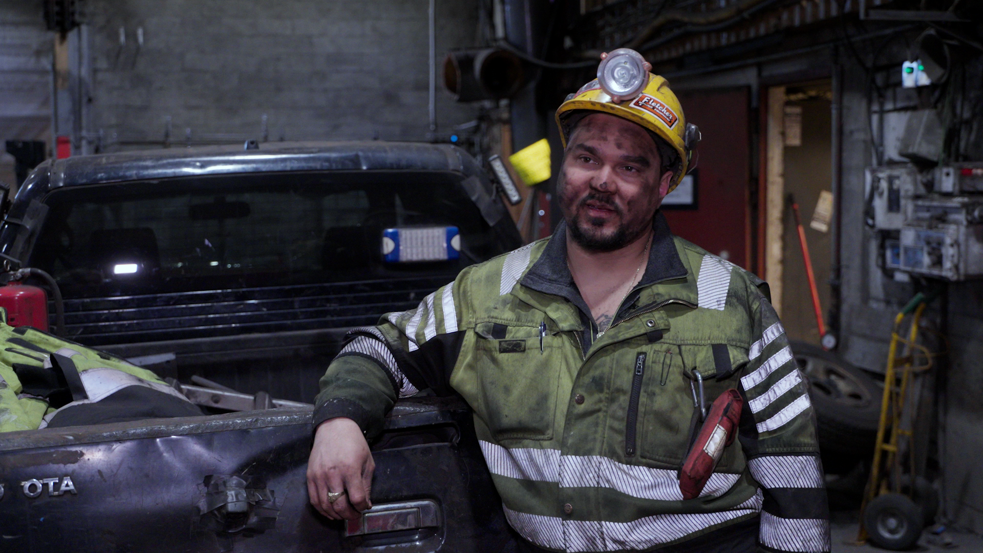 Daniel Olofsson, smutsig efter att ha arbetat nere i gruvan på Svalbard. 