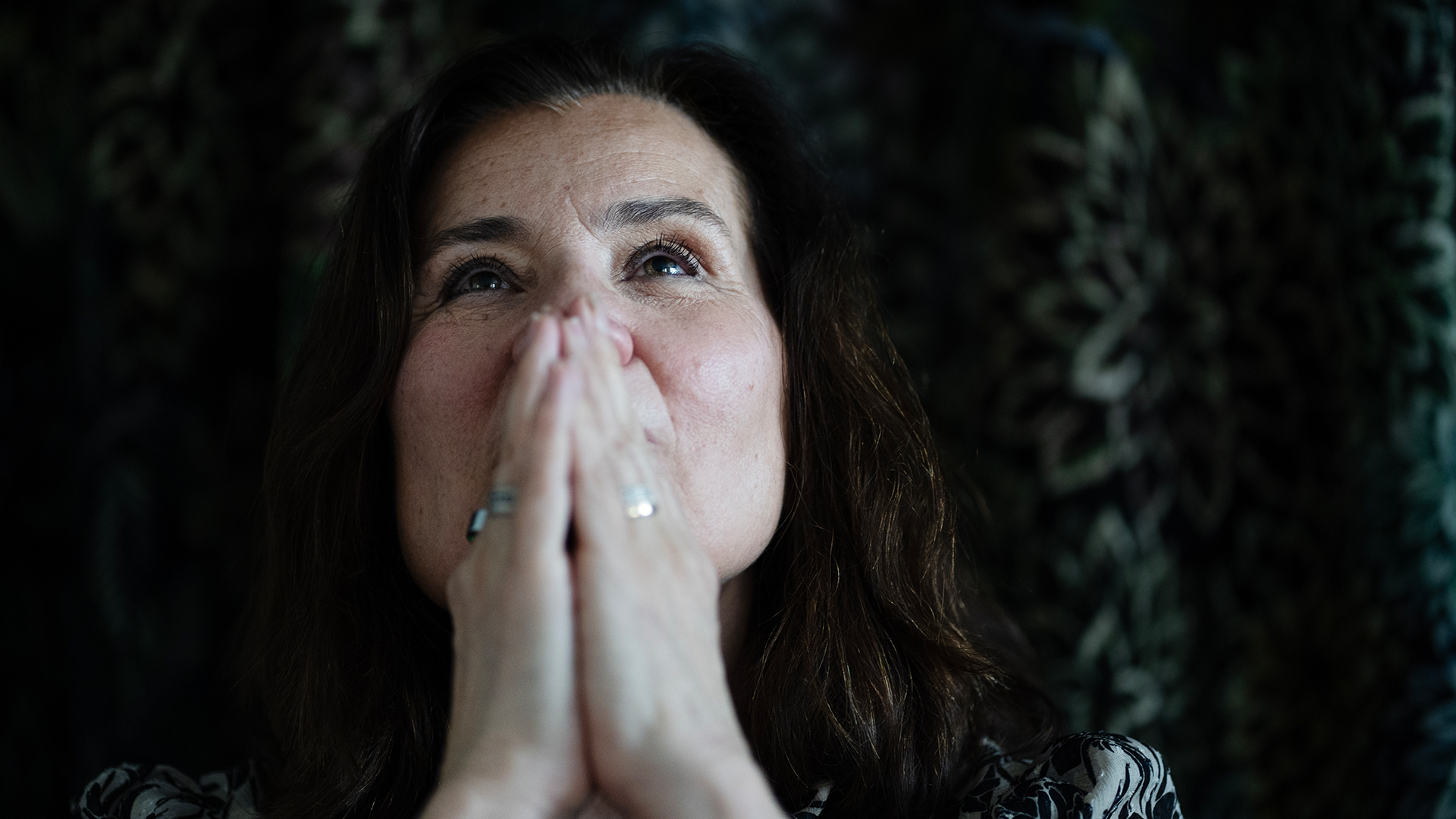 Ann Carlsson Meyer tittar upp i taket och ser hoppfull ut.