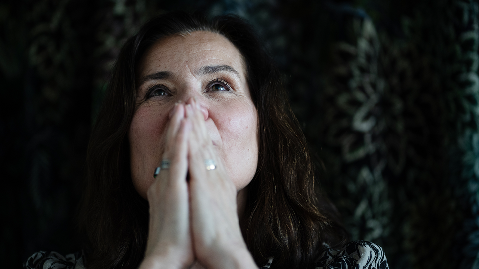 Ann Carlsson Meyer tittar upp i taket och ser hoppfull ut.